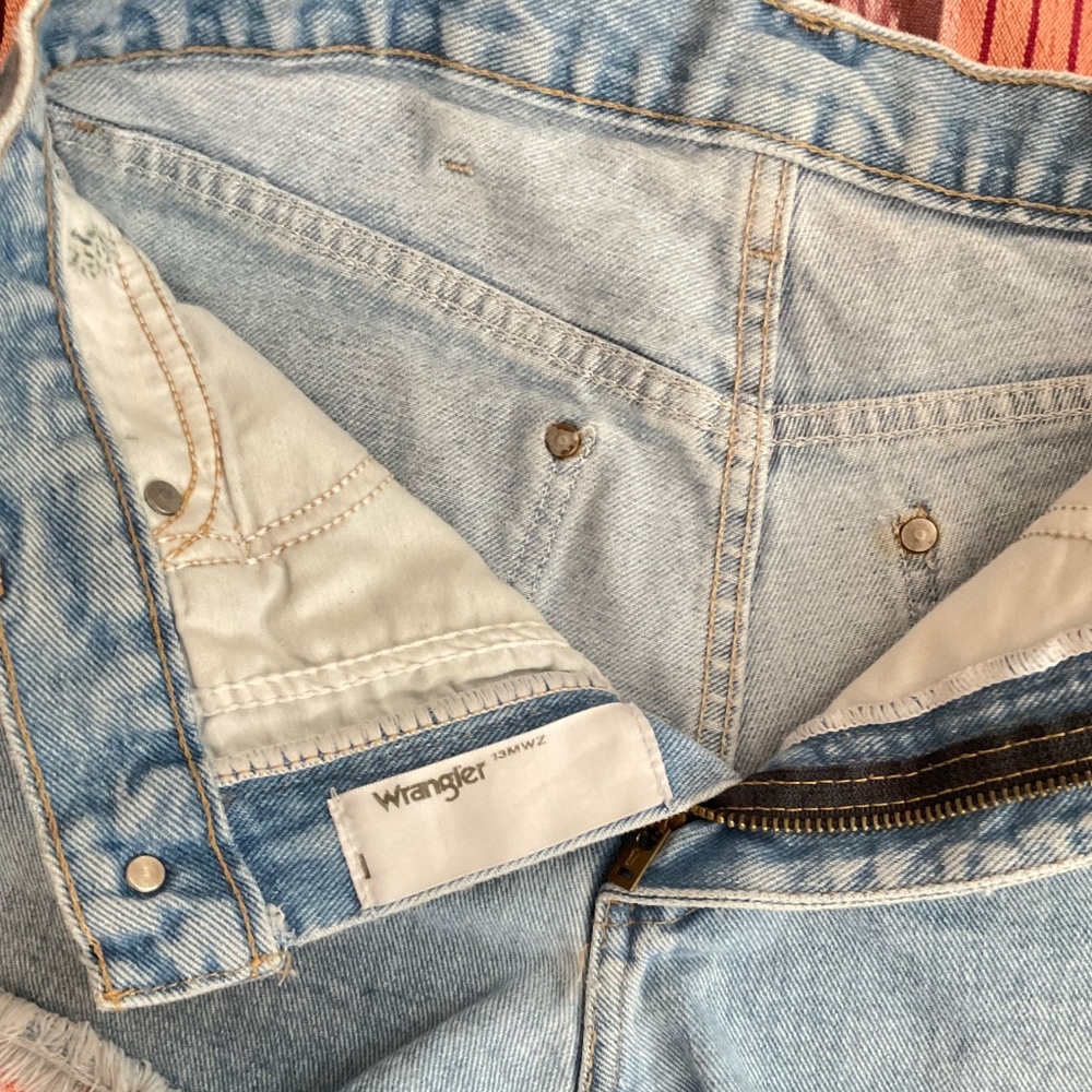 Wrangler Women’s Reworked Short - Picture 3 of 4